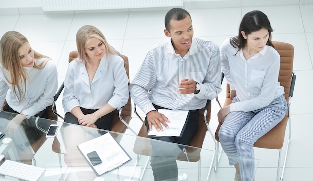 Squadra professionale di affari in una riunione di lavoro in un ufficio moderno