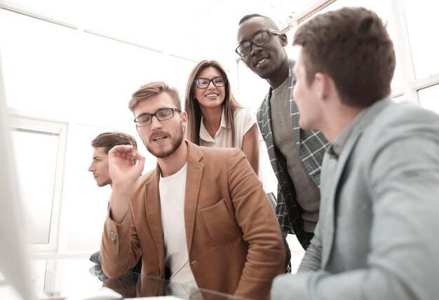 Squadra professionale di affari sul posto di lavoro il concetto di lavoro di squadra