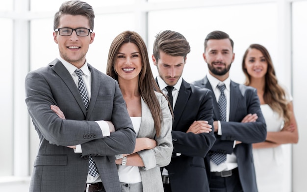 Squadra professionale in piedi accanto alla foto della finestra dell'ufficio con spazio per la copia