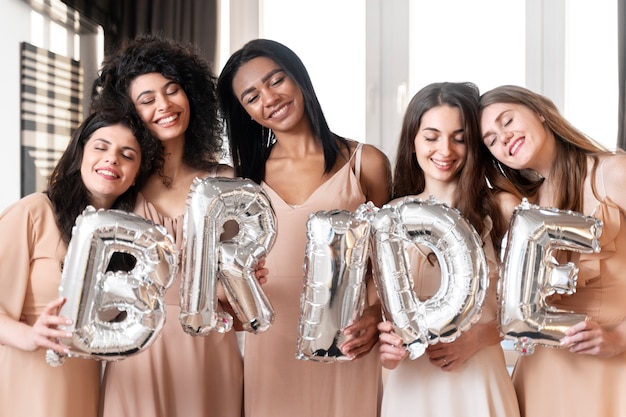 Squadra sposa che festeggia prima del matrimonio