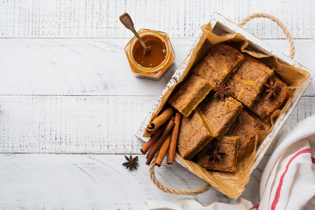 Squares Blondie di Cbars di zucca piccanti con cannella, anice e caramello