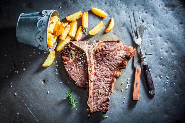 Squisita bistecca al limone e patatine con sale e rosmarino