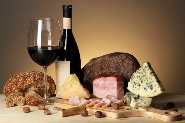 Squisita natura morta di vino, formaggio e prodotti a base di carne