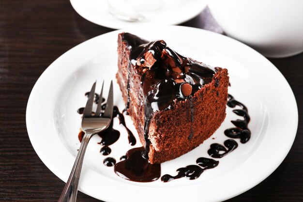 Squisita torta al cioccolato servita sul primo piano della tavola