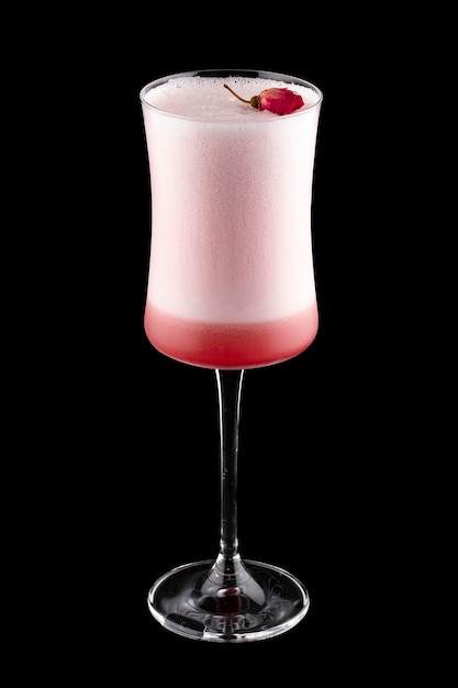 Squisito cocktail freddo con gin e liquore al lampone su sfondo scuro