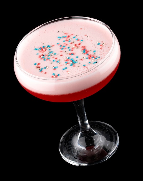 Squisito cocktail originale decorato con grani colorati su sfondo scuro