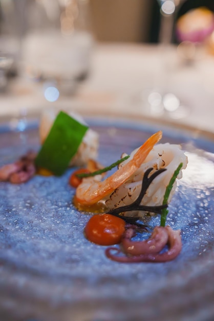 Squisito piatto di frutti di mare con gamberetti e polpo nel ristorante di un hotel di lusso