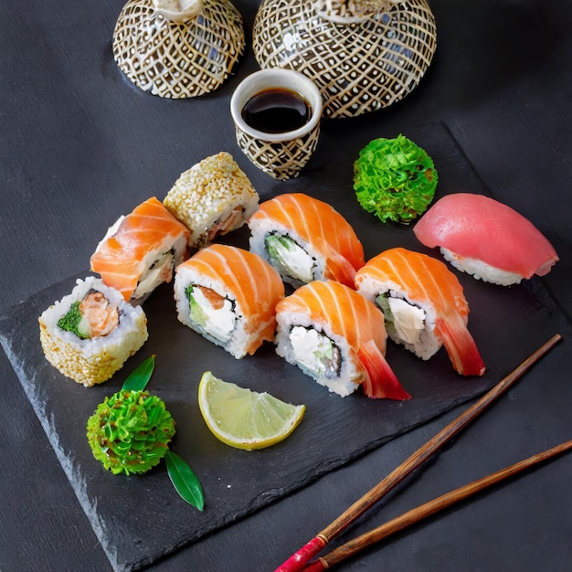 Squisito piatto di sushi su uno sfondo di ardesia
