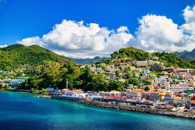 St. Georges, capitale dell'isola caraibica di Grenada, vista dal mare