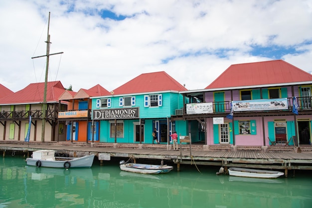 St Johns Antigua e Barbuda 15 gennaio 2016 la costruzione di case nel porto di crociera con barche ormeggiate