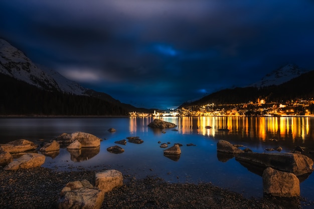 St. Moritz Bad nella notte dal lago