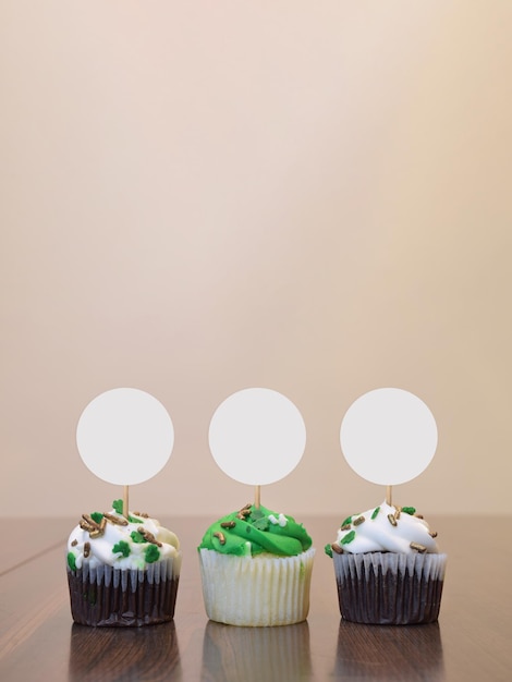 St Patricks Day Cupcake Topper Mockup con copia spazio