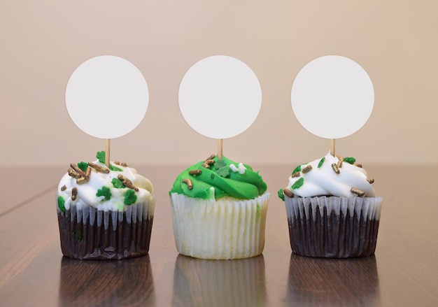 St Patricks Day Cupcake Topper Mockup con copia spazio