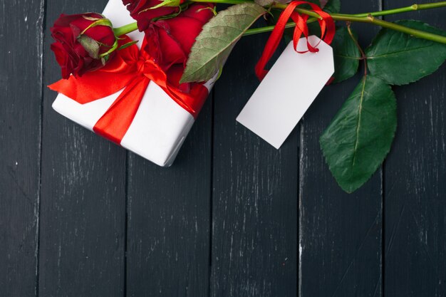 St, San Valentino, rose rosse e confezione regalo sul tavolo di legno