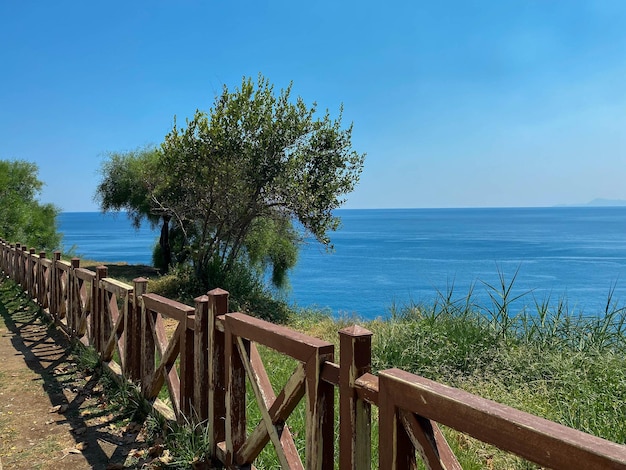 Staccionata in legno antico sullo sfondo del mare Cielo blu