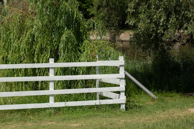 Staccionata in legno bianco nel villaggio