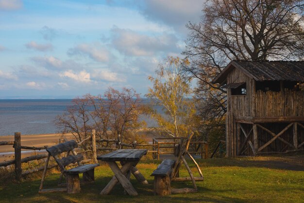 Staccionata in legno e una casa sulle rive del fiume Volga