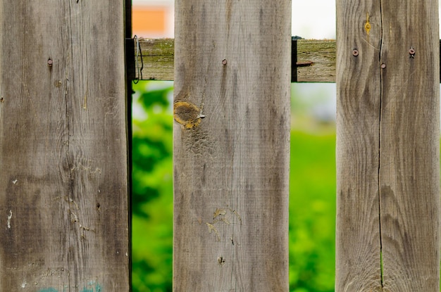 Staccionata in legno fatta di assi.