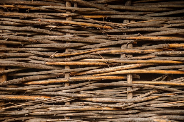 Staccionata in legno. Texture da rami di legno. vite intrecciata