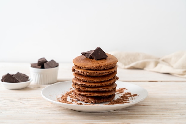 Stack di frittelle al cioccolato con cioccolato in polvere