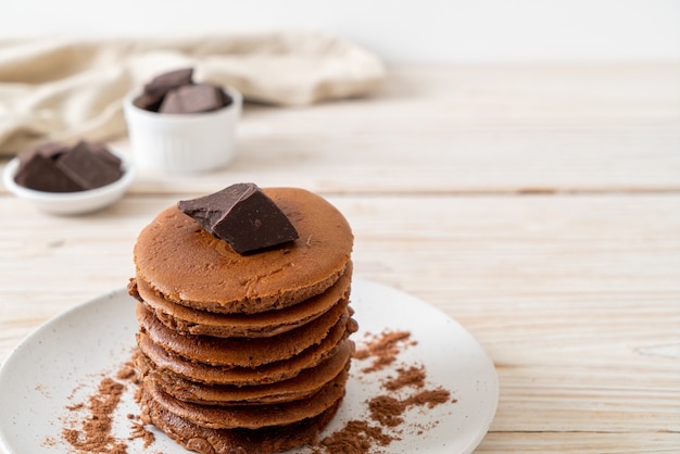 Stack di frittelle al cioccolato con cioccolato in polvere