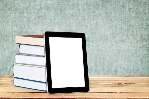 Stack di libri e tablet per l'istruzione e l'apprendimento