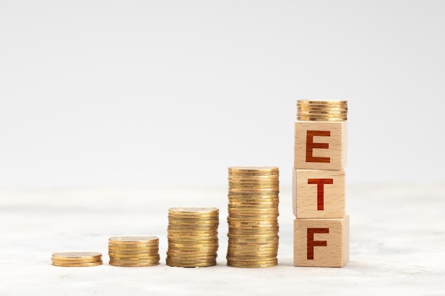 Stack di monete e cubi torre ETF