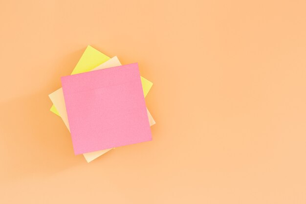 Stack foglio di carta appiccicoso vuoto post nota su sfondo arancione Post-it nota cartacea.