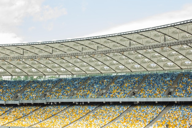 Stadio di calcio vista interna campo di calcio vuoto si trova una folla di tifosi un tetto contro il cielo