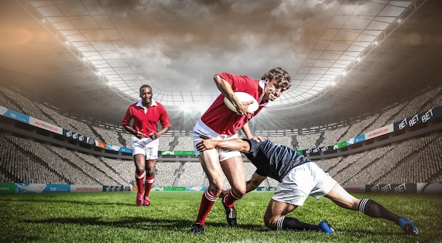 Stadio di rugby contro giocatori di rugby che affrontano durante il gioco