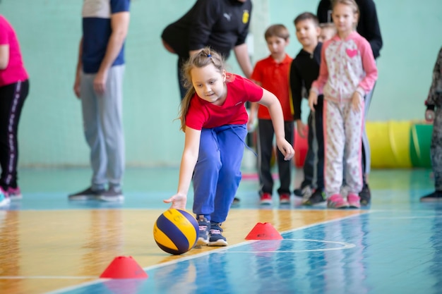 Staffetta bambini Gli studenti delle scuole primarie sono in competizione