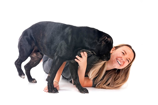 Staffordshire bull terrier e donna di fronte a uno sfondo bianco