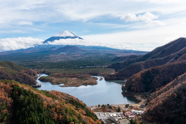 Stagione autunnale e lago nella valle Fuji sullo sfondo della montagna in giappone vista aerea dal drone