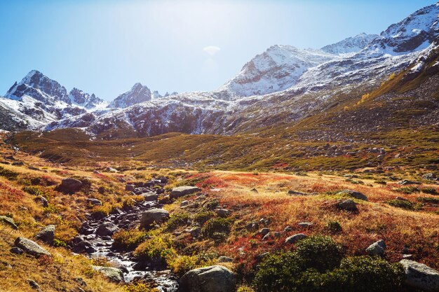 Stagione autunnale nelle montagne Kackar nella regione del Mar Nero in Turchia. Bellissimo paesaggio di montagne.