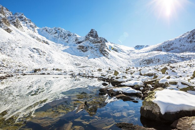 Stagione autunnale nelle montagne Kackar nella regione del Mar Nero in Turchia. Bellissimo paesaggio di montagne.