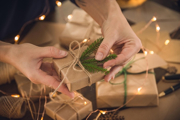 Stagione di Natale Donna che tiene pila di regali di Natale nelle sue mani