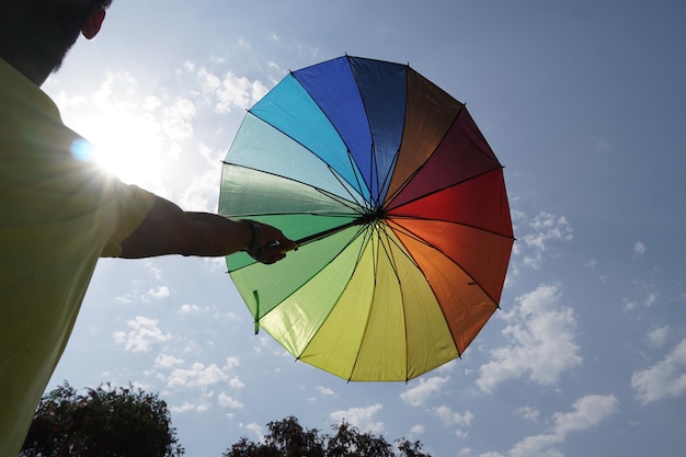 stagione primaverile con ombrellone colorato vacanze con ombrellone all'aperto