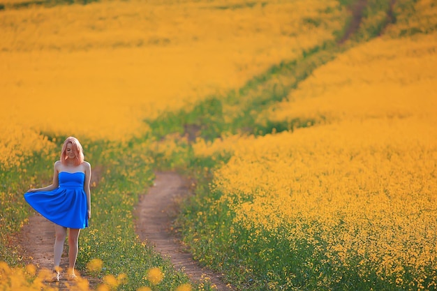 stagione soleggiata campo fiori gialli signora attraente, bella primavera, natura sfondo femminile