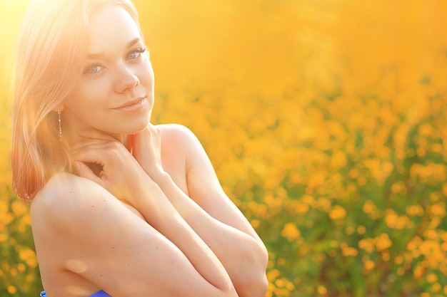 stagione soleggiata campo fiori gialli signora attraente, bella primavera, natura sfondo femminile