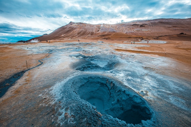 Stagni di acqua bollente e zolfo nel paesaggio nel Parco Myvatn. Islanda