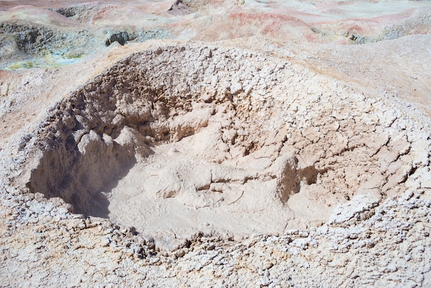 Stagni di acqua calda colorati sulle Ande