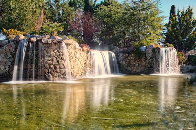 Stagno d'acqua con cascate.