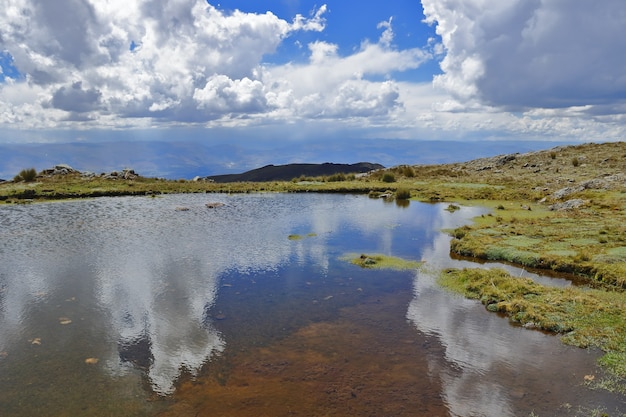 Stagno e paesaggio andino in montagna