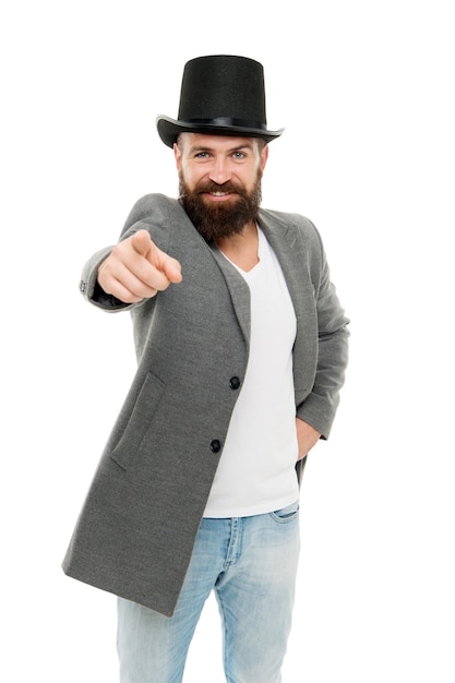 Stai indossando l'accessorio. Uomo barbuto in accessorio cappello a cilindro che punta il dito in avanti. Hipster con baffi e barba che indossa un accessorio di moda. Accessorio per la testa alla moda o copricapo.