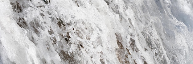 Stalagmite di ghiaccio congelato nella neve con ghiaccio nella bellezza della grotta e crescita nelle montagne artiche