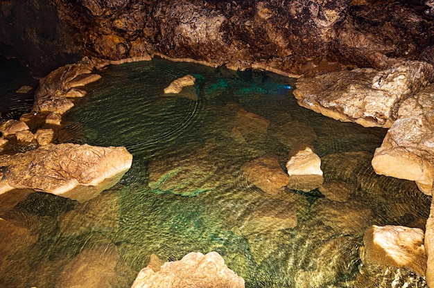 Stalagmite di stalattiti sulle pareti della grotta Lago delle grotte Modello per la progettazione