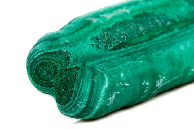 Stalattite di malachite di pietra minerale macro su sfondo bianco