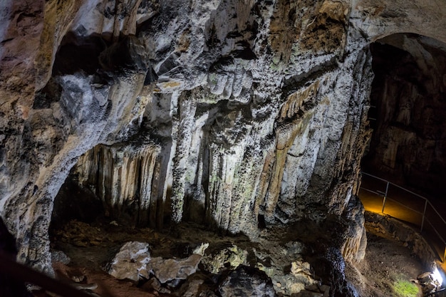 Stalattiti delle caverne, stalagmiti e altre formazioni a Emine-Bair-Khosar, Crimea