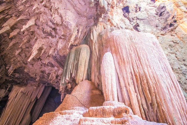 Stalattiti e stalagmiti naturali