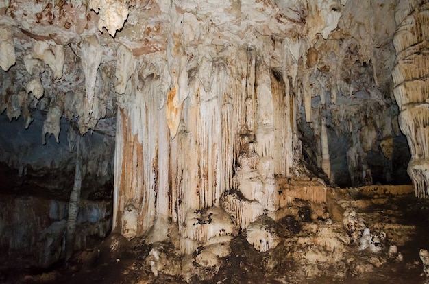 Stalattiti e stalagmiti nella grotta del Parco Nazionale di Tham Lod, provincia di Mae Hong Son, Thailandia